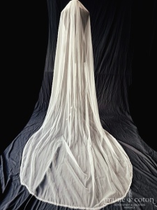Création - Voile long de 300 cm en tulle souple ivoire clair bordé de perles