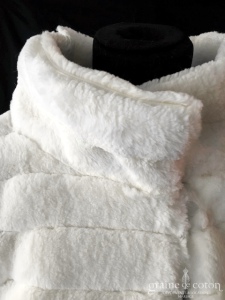 Bianco Evento - Boléro / manteau en fausse fourrure ivoire à boutons avec col et manches longues