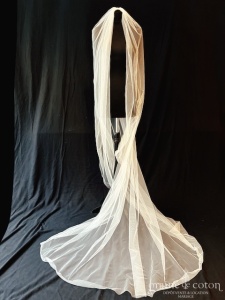 Alina Marti - Voile long de 250 cm en tulle fluide bords bruts