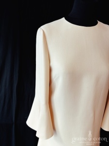 Valentino - Création courte en crêpe de laine et soie crème