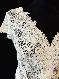 Bianco Evento - Boléro encolure en V à manches courtes en guipure ivoire