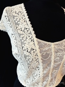 Bianco Evento - Boléro encolure en V à manches courtes en guipure et dentelle ivoire