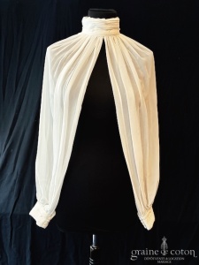 Bianco Evento - Boléro cape col montant drapé en mousseline fluide avec manches longues et petites perles nacrées