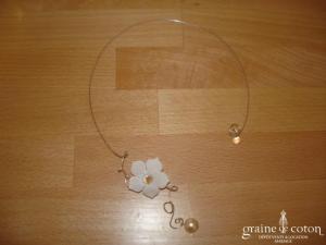 Au fil perlé - Collier métal ouvert avec fleur et perle ivoire
