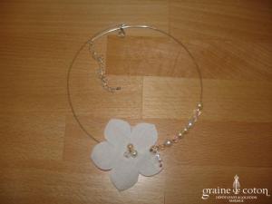 Au fil perlé - Tour de cou métal à fleur strassée