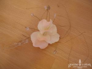 Pic à chignon grande fleur avec tiges dorées