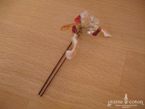 Pic à chignon nacre et pierres montées sur fil câblé