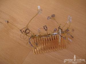 Peigne avec perles violettes montées sur fil câblé
