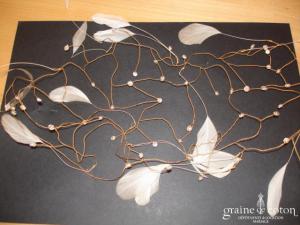 Cache chignon en fil doré, plumes et strass