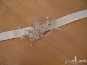 Tour de cou en soie ivoire, avec fleurs en pâte de verre