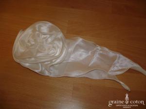 Broche fleur en satin blanc pour maintien d'une étole