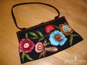 Petit sac pochette en coton noir brodé de fleurs de couleur