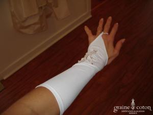 Mitaines blanches perlées