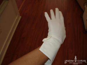 Gants courts ivoire fendus avec petit noeud sur le côté