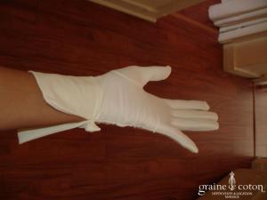 Gants courts ivoire fendus avec petit noeud sur le côté