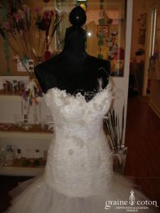 Max Chaoul - Ici & là - Robe taille basse en tulle, dentelle et plumes