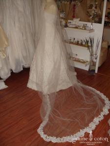 Voile blanc long bordé de dentelle