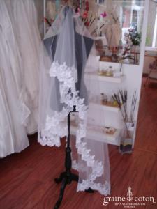 Voile long 2-3 mètres blanc non monté, bordé de dentelle