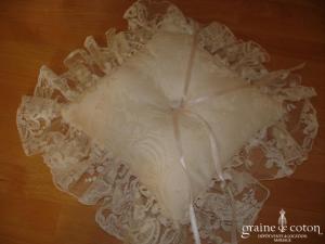 Coussin d'alliances en dentelle ivoire